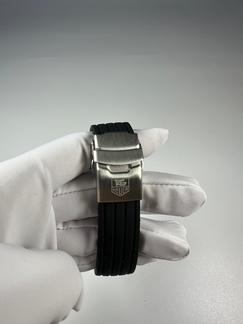Swiss TAG Heuer Carrera WAR211A Automatic Watch Calibre 5 Date 25 Jewels Rubber Strap 39mm 648-2500