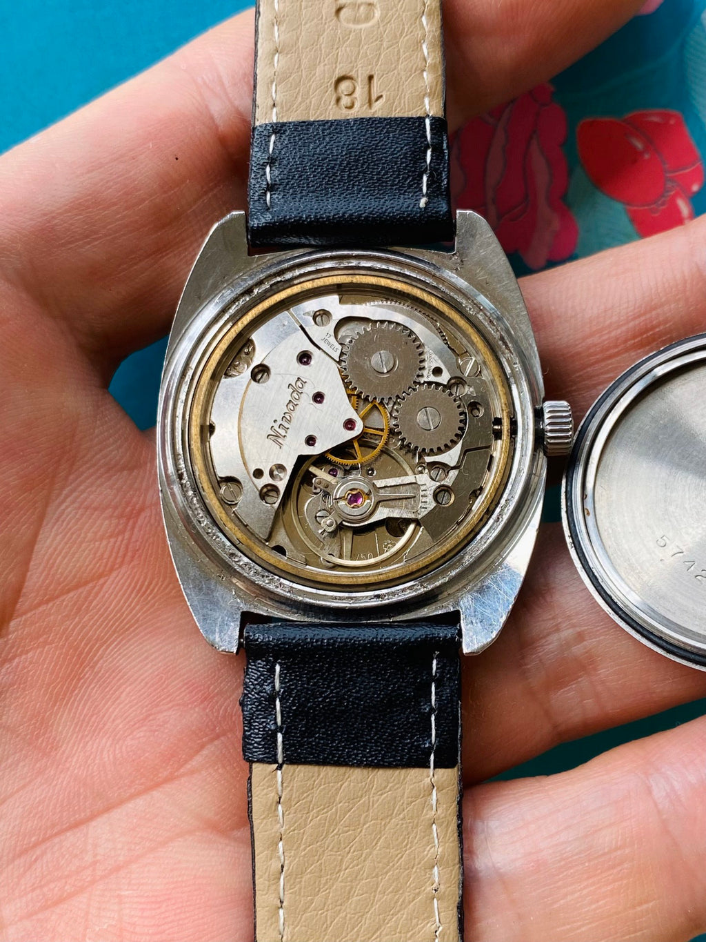 Swiss Vintage Nivada Incabloc Manual Wind Men's Watch ETA 2750 17 Jewels 35mm 1970s 598-0178