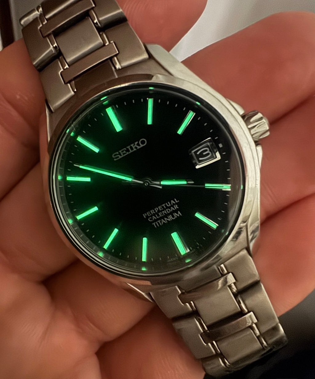 Seiko 8F32-0400 Vintage Men's Quartz Watch Titanium Perpetual Calendar 200m 626-0420