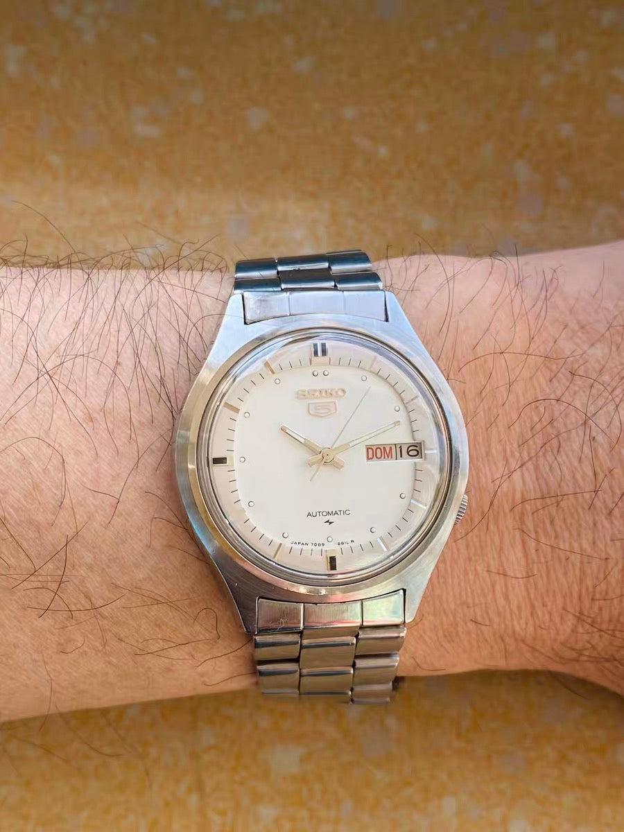 Seiko Number 5 Day Date Automatic Watch 7009 17 Jewels 37MM 437-0218