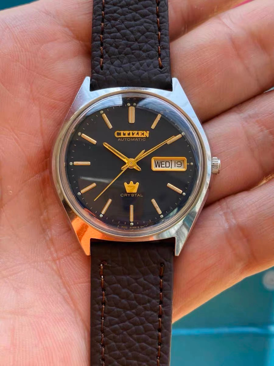 Citizen Crystal Seven Vintage Automatic Watch 8200 Day Date Black Dial 21 Jewels 36.4mm 1990s 551-0178
