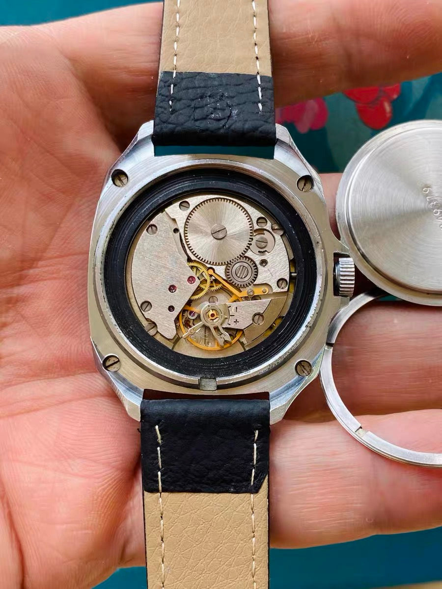 Vostok Amphibia Russian Manual Wind Watch Cal. 2414A Date 1990s Square Case 37mm Vintage 568-0178